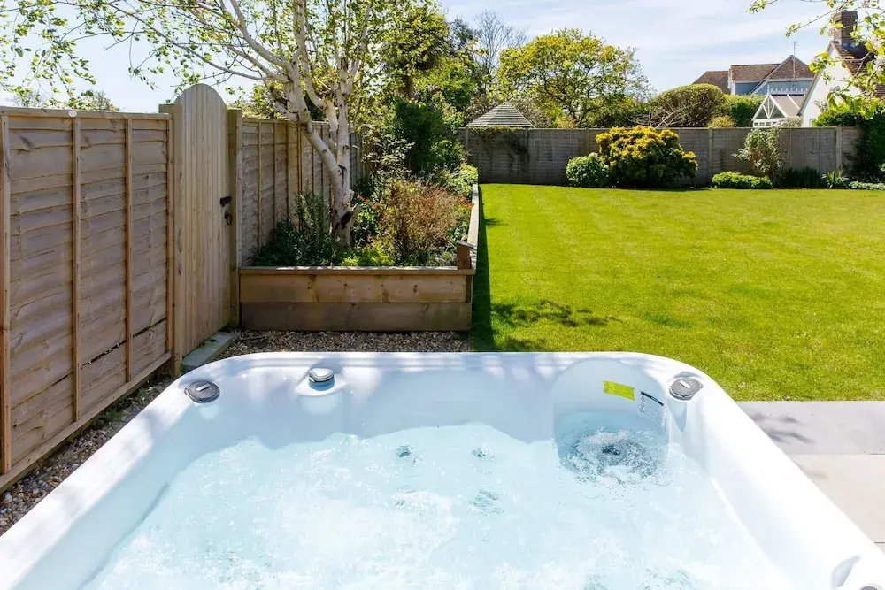 Coastal Retreat for 8 With Hot Tub - Walk to Beach