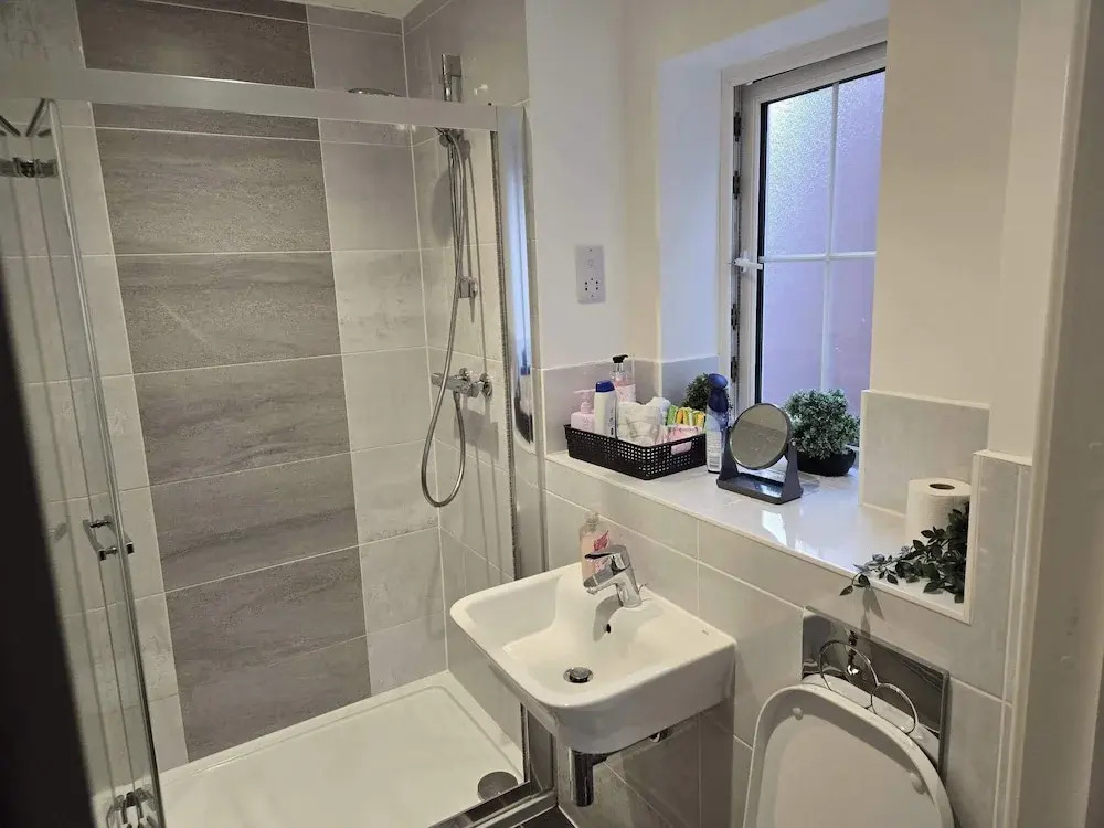 House - Sleeps 6 & Parking
