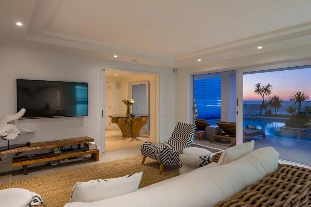 Sandpiper House: Stunning Ocean Views, Heated Pool & Large Garden