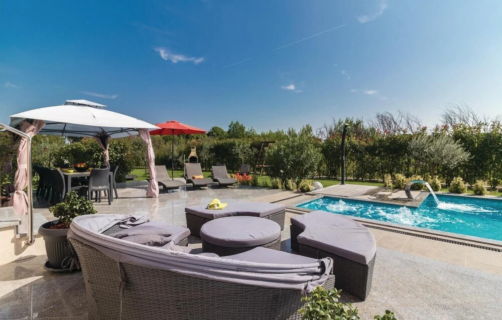 Beautiful Home in Pula With Sauna, Wifi and 5 Bedrooms