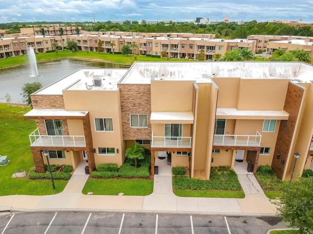 Beautiful Townhome Overlooking The Lake And The Pool