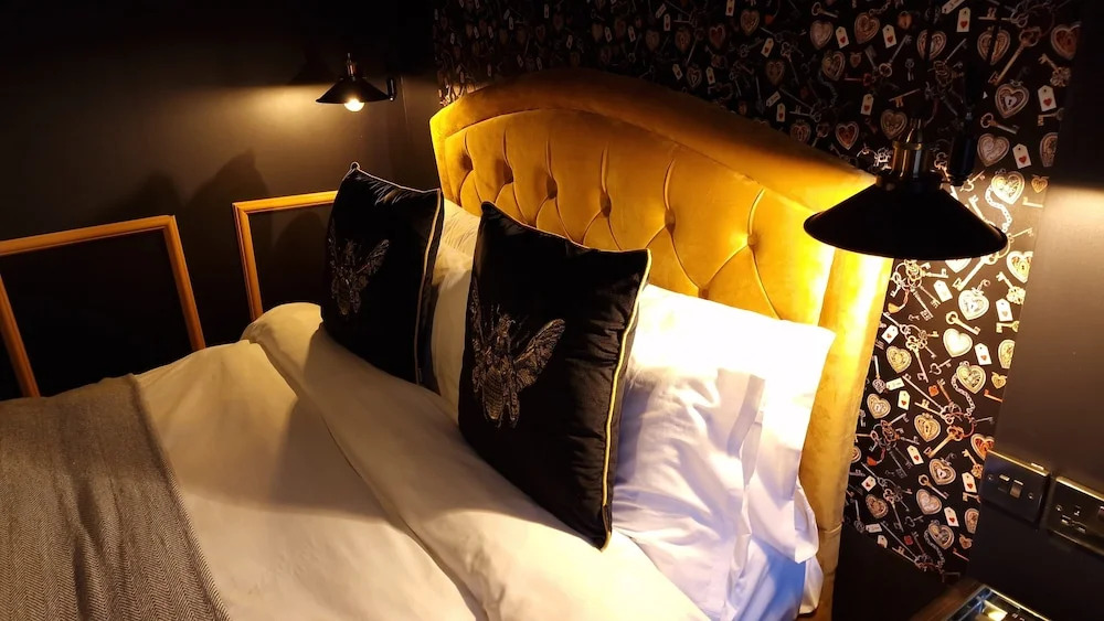 The Mad Hatters Guestrooms