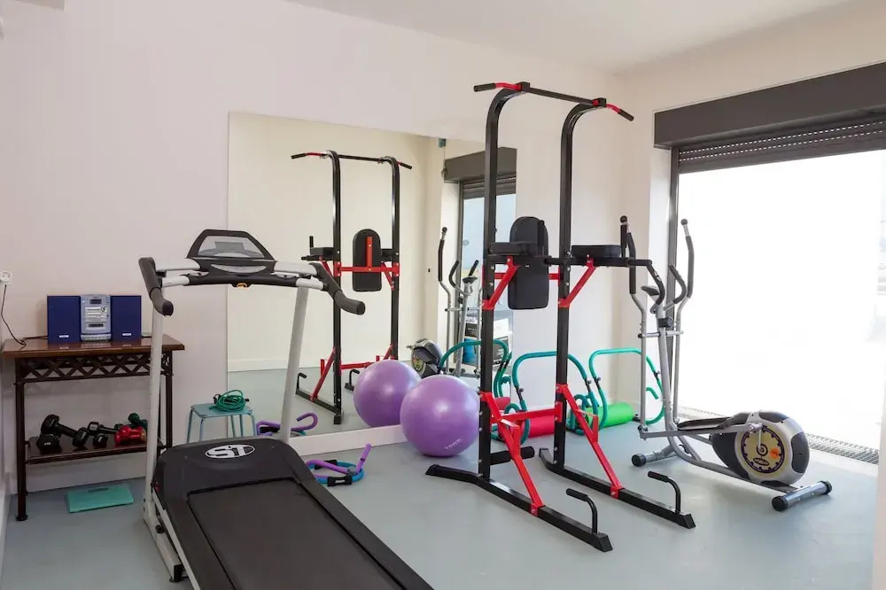 Mountainside Villa w Pool gym 500m to the Beach