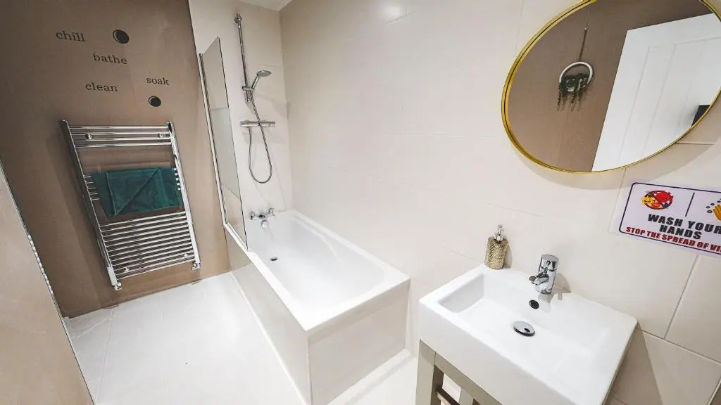Spacious 4-bed house in Crewe by 53 Degrees Property, ideal for Contractors & Business, FREE parking - sleeps 7