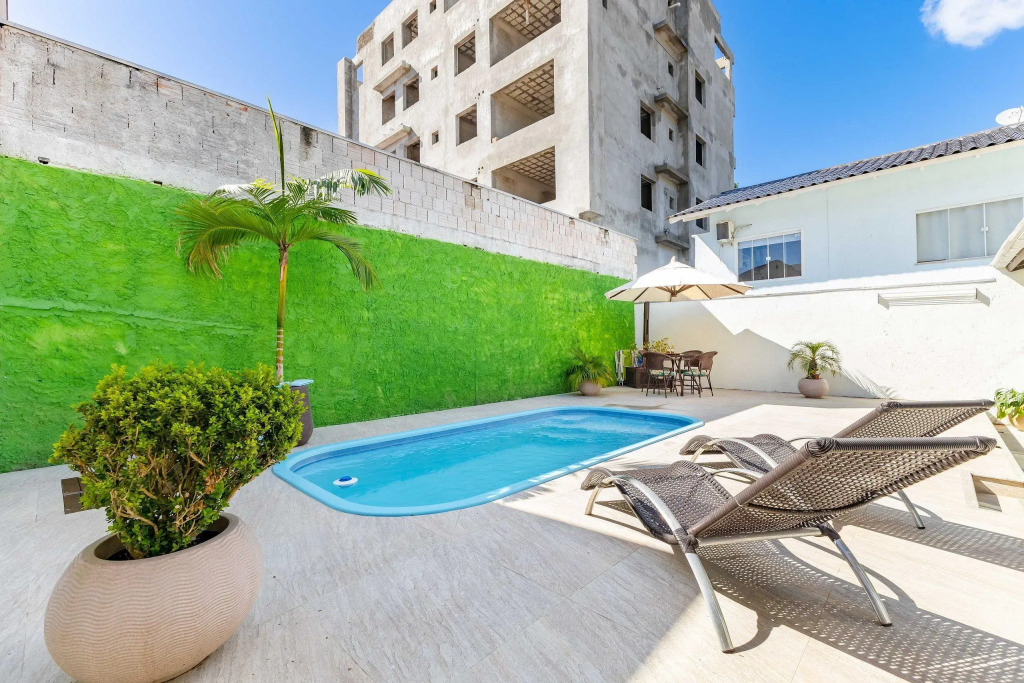 Casa Com Piscina 500m Da Praia De Bombas   3 Dorm, Até 9 Pessoas