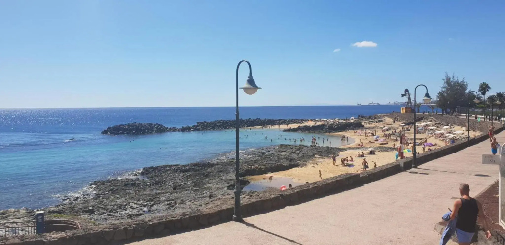 Comfortable houses Playa Roca beachfront access