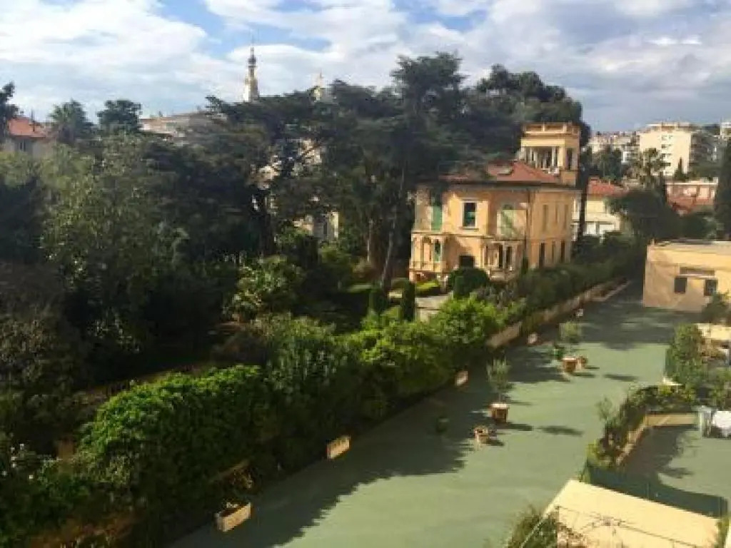 Pleasant 2 Bed Apartment in the Calm Palm Beach Area of Cannes With Beaches Nearby on all Sides - 1525
