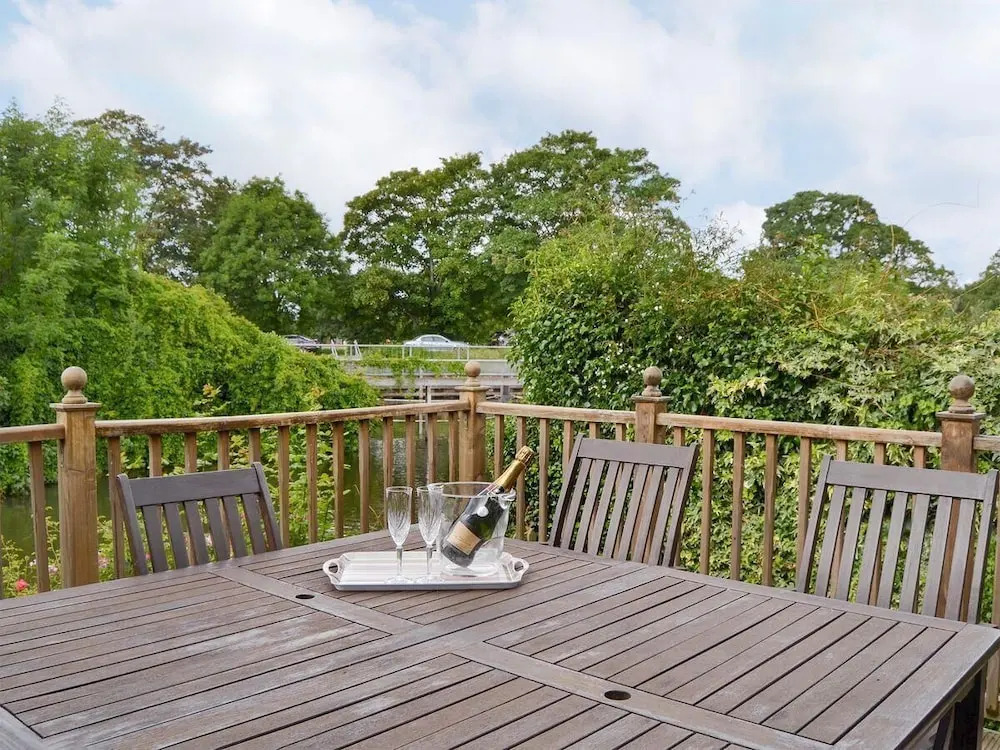 Luxury Riverside Home, Near Windsor Castle. Legoland & London Within 20 Minutes