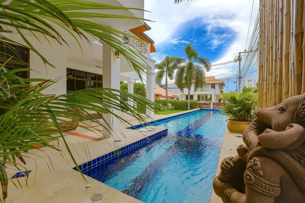 Pool villa  4 BR walking to Beach HV