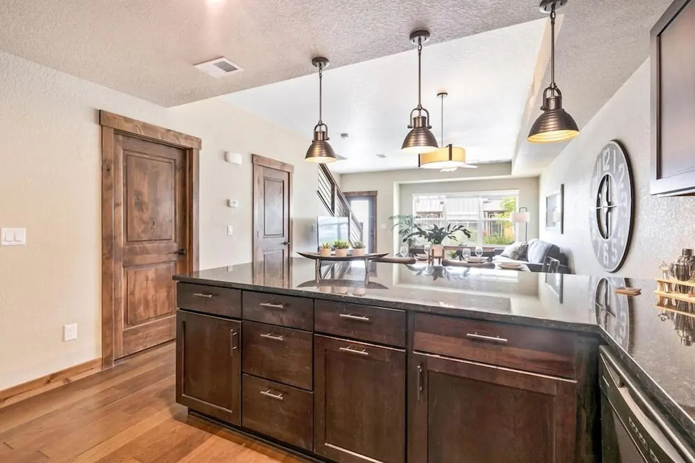 Spectacular Townhome near Breweries and River District!