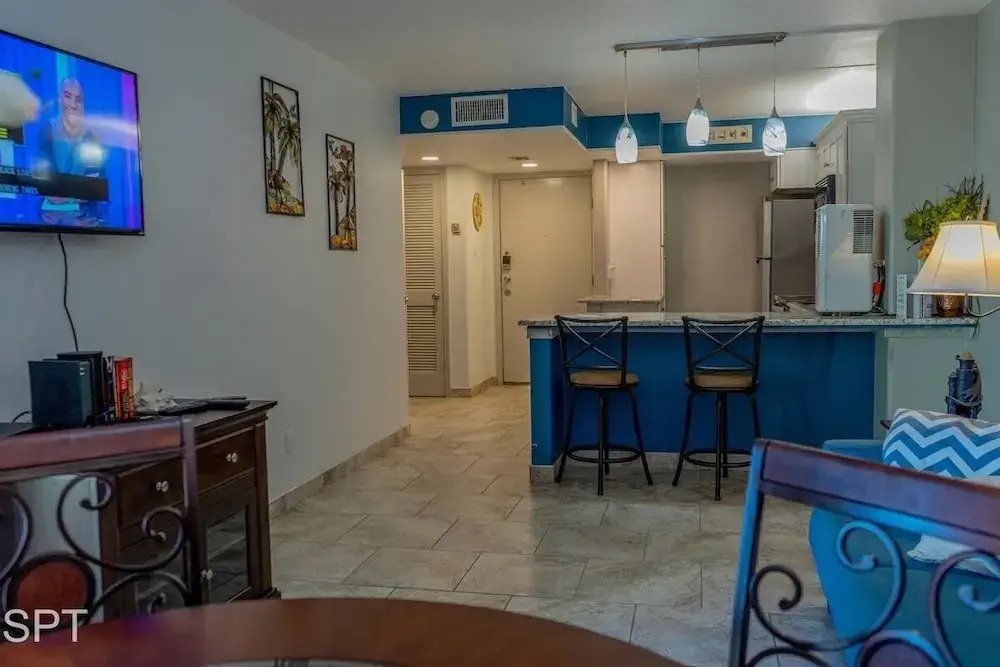 Luxe 1 bedroom Walk to Beach Pool 1 Bedroom Home by RedAwning