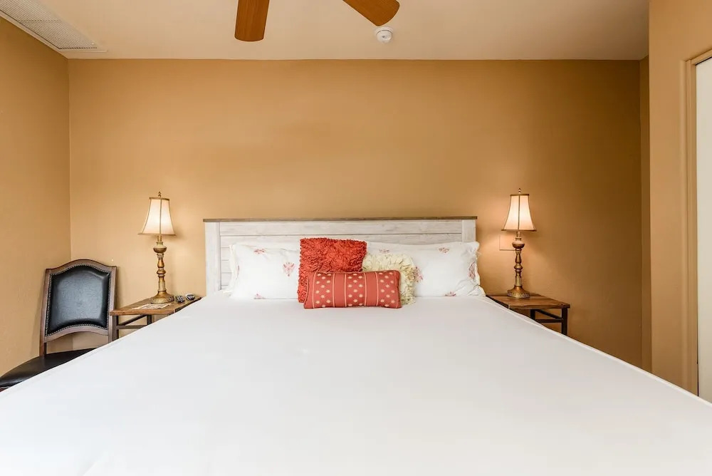 Casa Dynamite 4 Bedroom Home by RedAwning