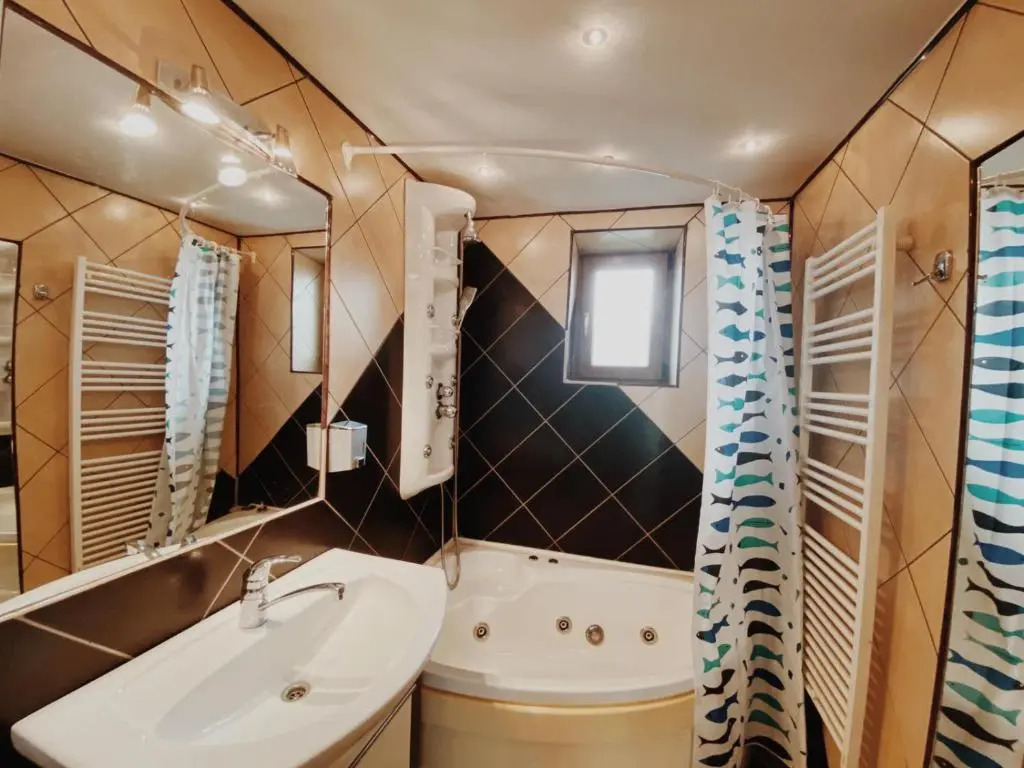A cheerful 3bedroom villa, with free parking.