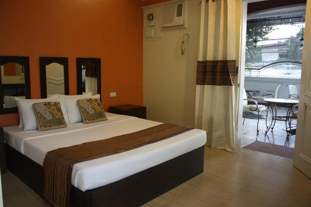 La Piscine Bed & Breakfast