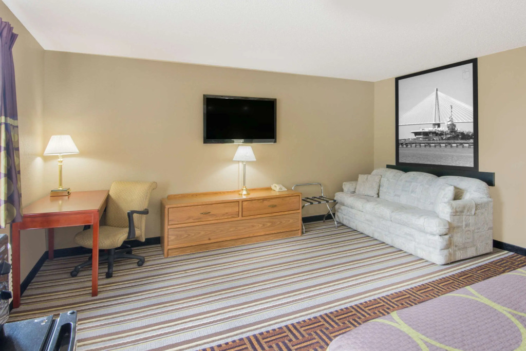 Super 8 by Wyndham Knoxville