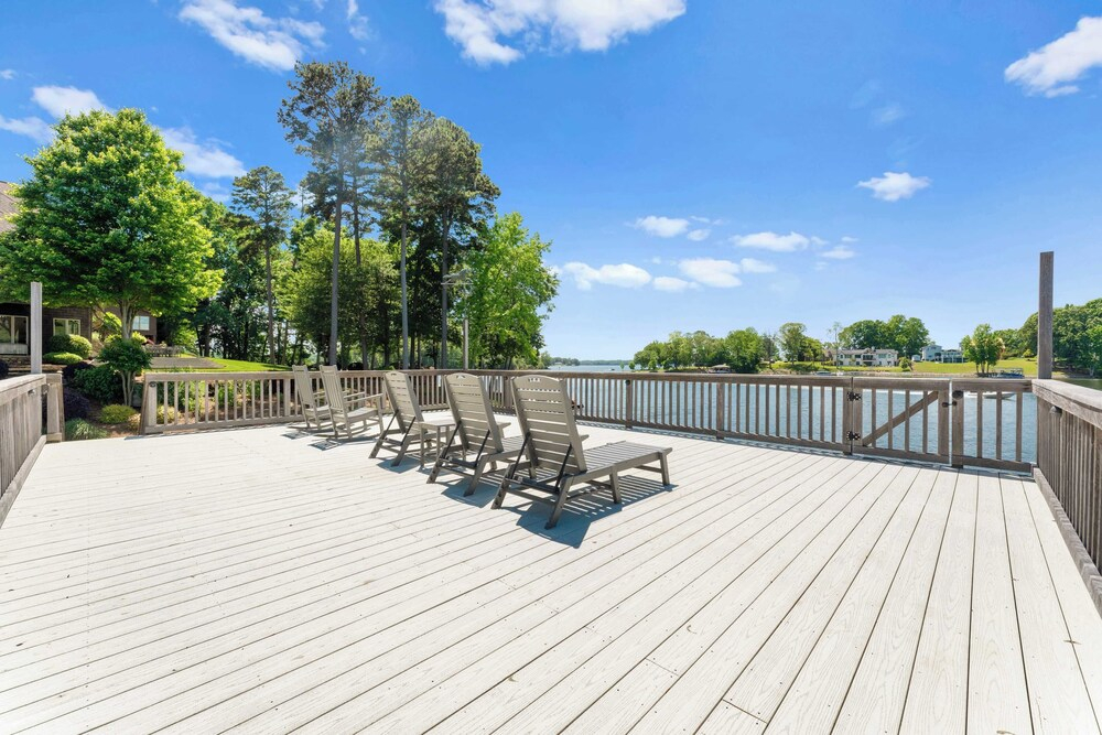 Sunset Shores Resort: The Grand House by Avantstay Lakefront, Spa, Private Dock+beach, Game Room