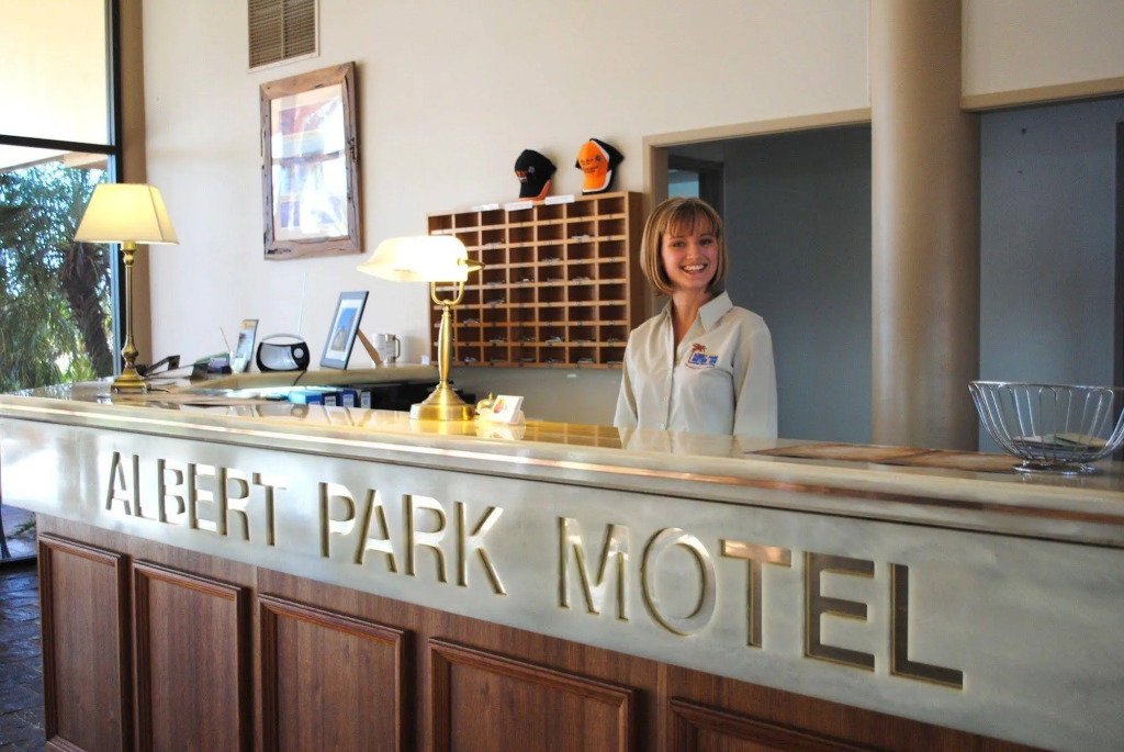 Albert Park Motor Inn - Pool and shaded parking