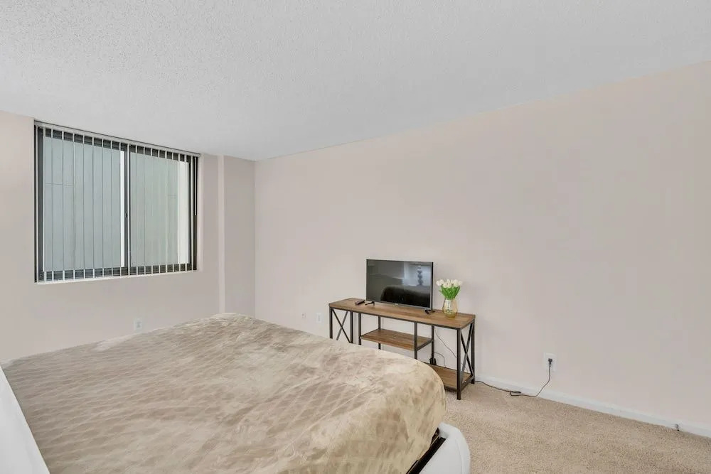 2BR Modern Apt with Easy Access to City