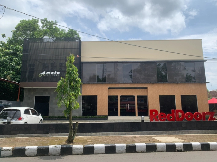 RedDoorz near Alun Alun Purbalingga