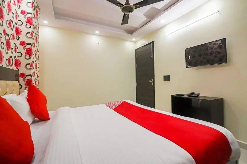 OYO Flagship 64184  Moody Moon Residency