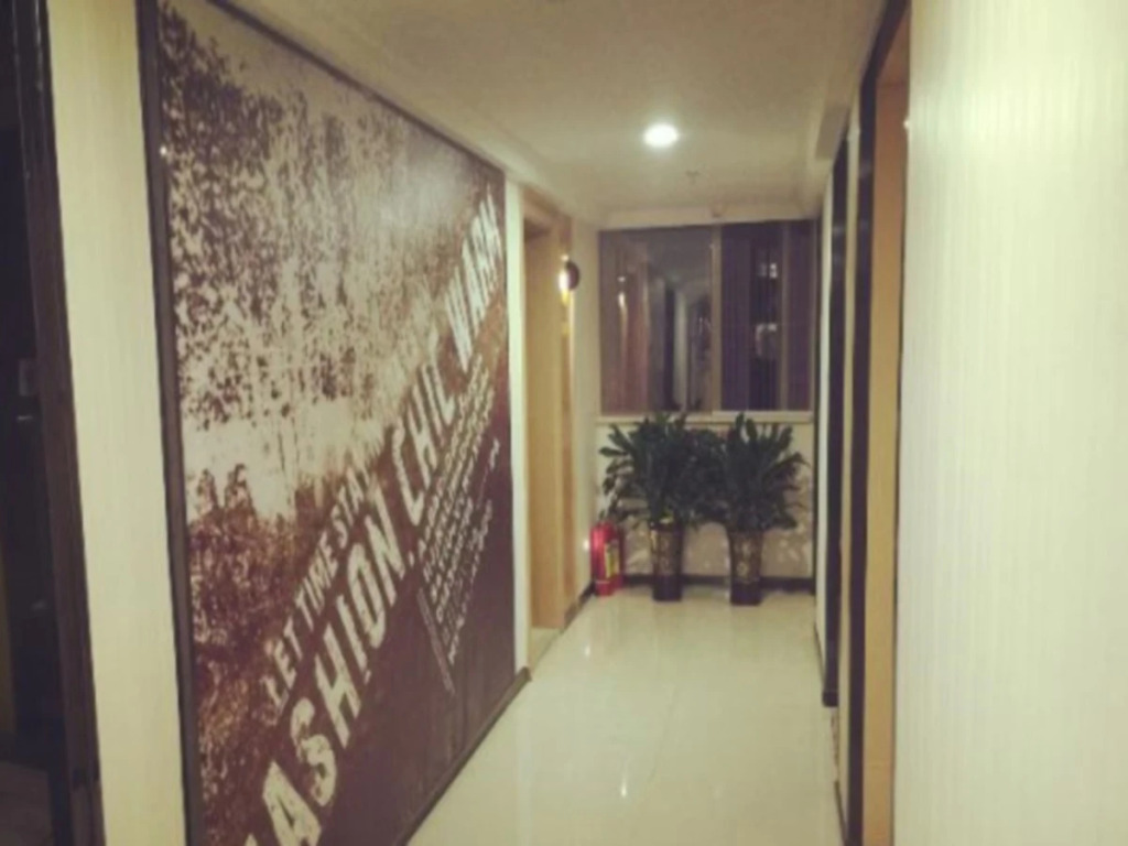 IU Hotel Guiyang Huaguoyuan Xiao Che He Shi Di Park Branch