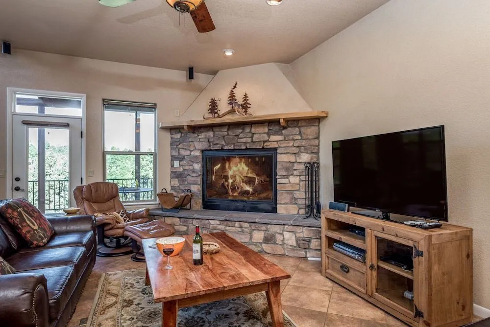 Adobe Mountain Views - Four Bedroom Cabin with Hot Tub