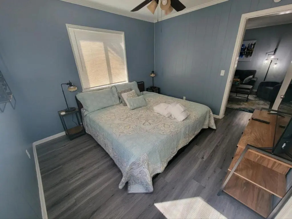 2022 Renovated 2-bedroom cozy, lovely condo