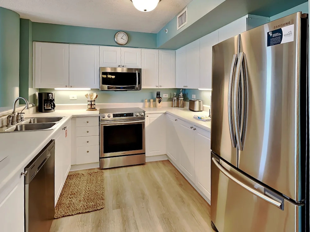 Dune Pointe 201: DON'T MISS OUT! AMAZING BEACH CONDO FREE BEACH SERVICE &more