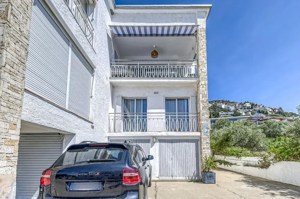 Apartment in Roses Near Platja Dels Palangrers