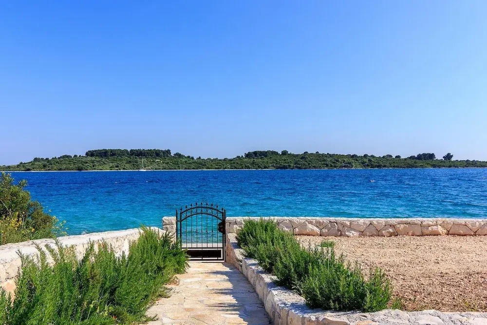 Beachfront Luxury Villa w. Pool & Large Garden