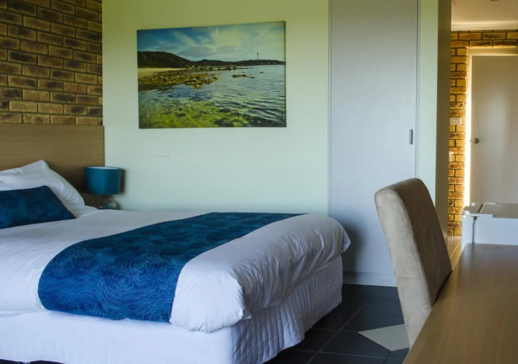 Island Breeze Motel