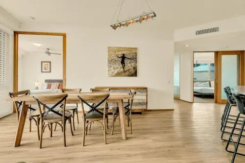 Waves 203 on Currumbin