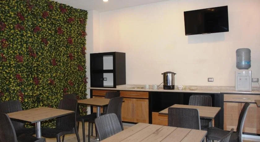 Hotel Leones
