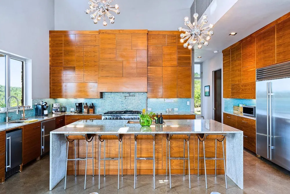 Luxury 7BR Hill Country Gem With Barndominium