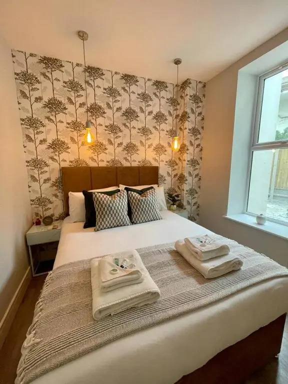 Gorgeous New 1 Bed, Town Centre,Parking,Garden