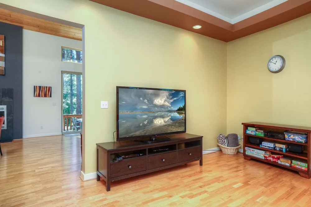 Chic 3BR in Truckee Tahoe Donner Access by RedAwning