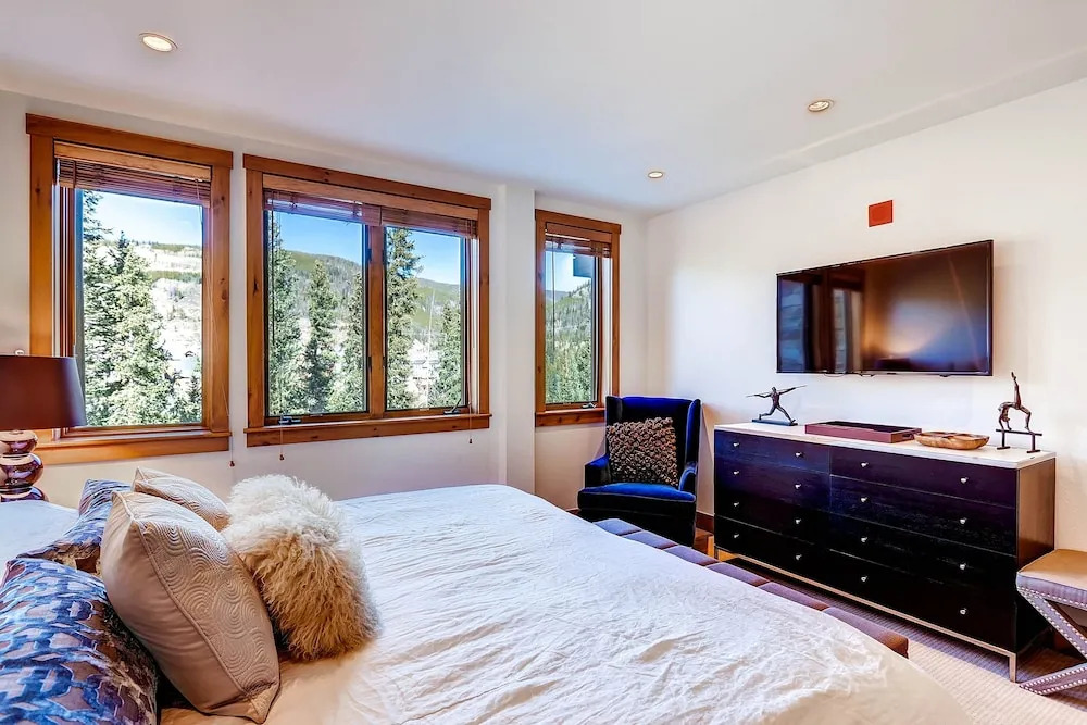 Luxury 4bdr Ski In-out /premium Amenities 4 Bedroom Condo by RedAwning