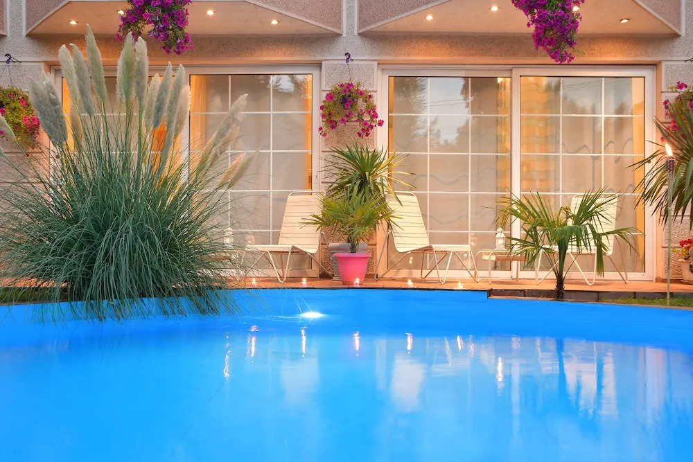 Aloha Apartments with pool