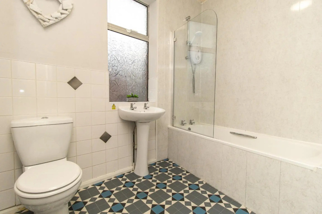 Find "DWELLCOME HOME Ltd" site for 10oo10 assurance from past guests - Huge 4 Bedroom Townhouse with 7 beds, 3 kings, 1 double, 2 singles, double sofa bed 100 Mbps broadband, free parking, Miles better than a hotel