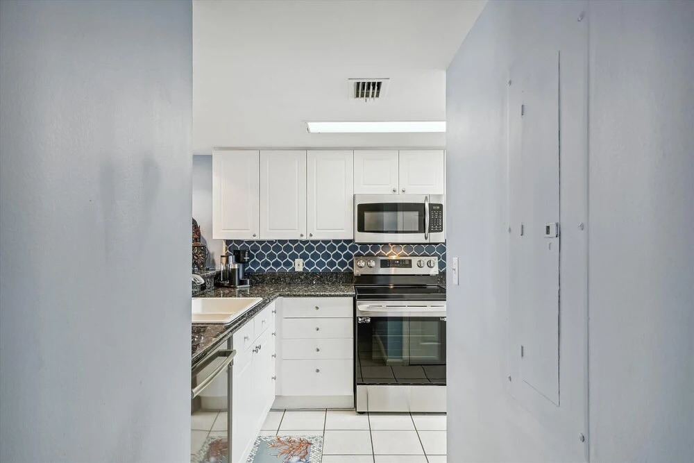 Recently renovated 2 bedroom/2 bath on 7th floor! by RedAwning