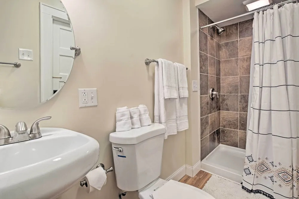 Beautiful Lenox Home, 3 Mi to Shakespeare & Co!