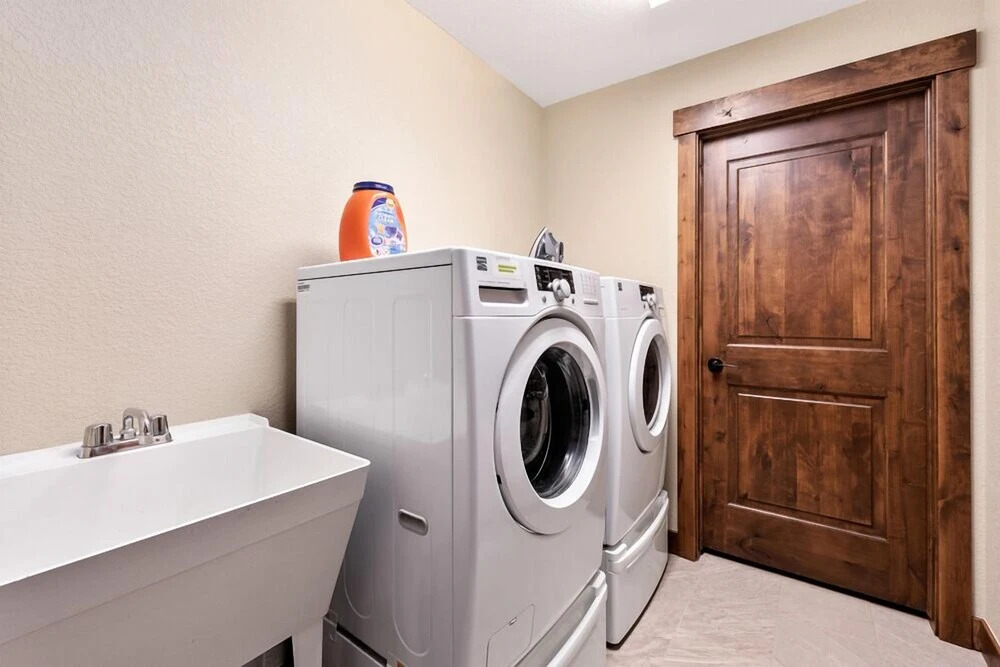 Spectacular Townhome near Breweries and River District!