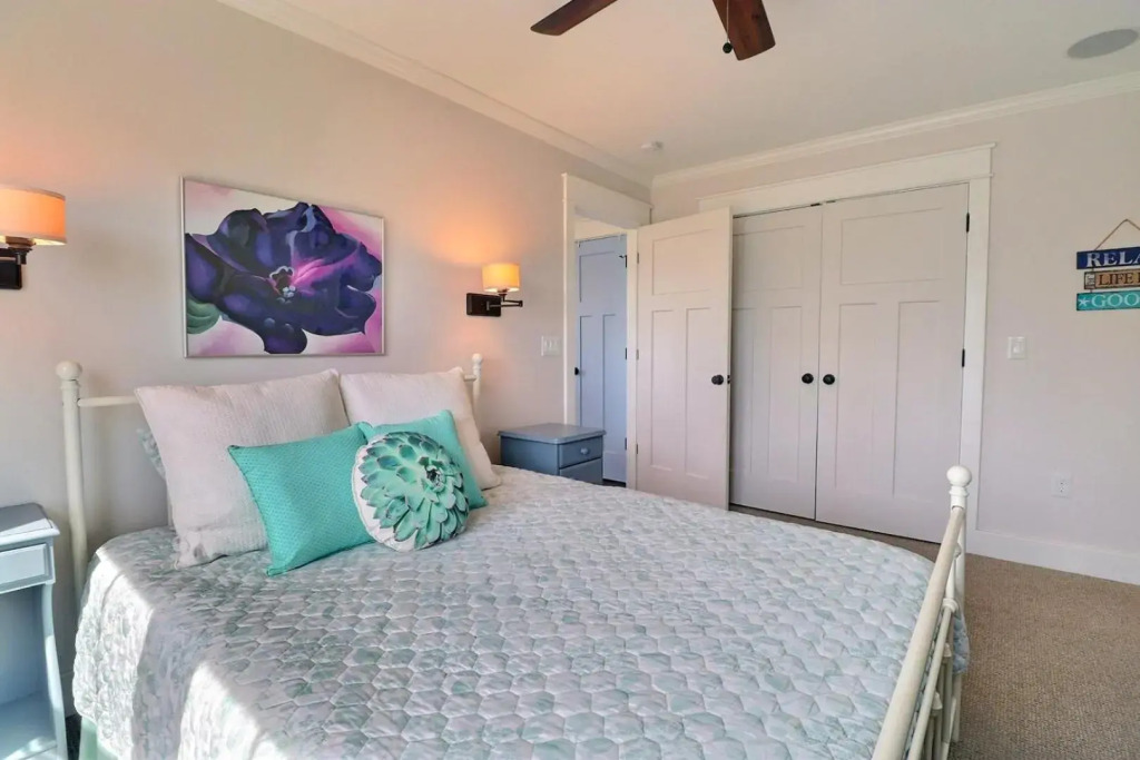 5044 La Casa Blanca 2 Min Drive to Beach