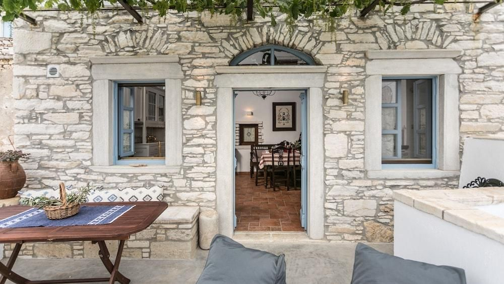 Traditional Inn Pirethron