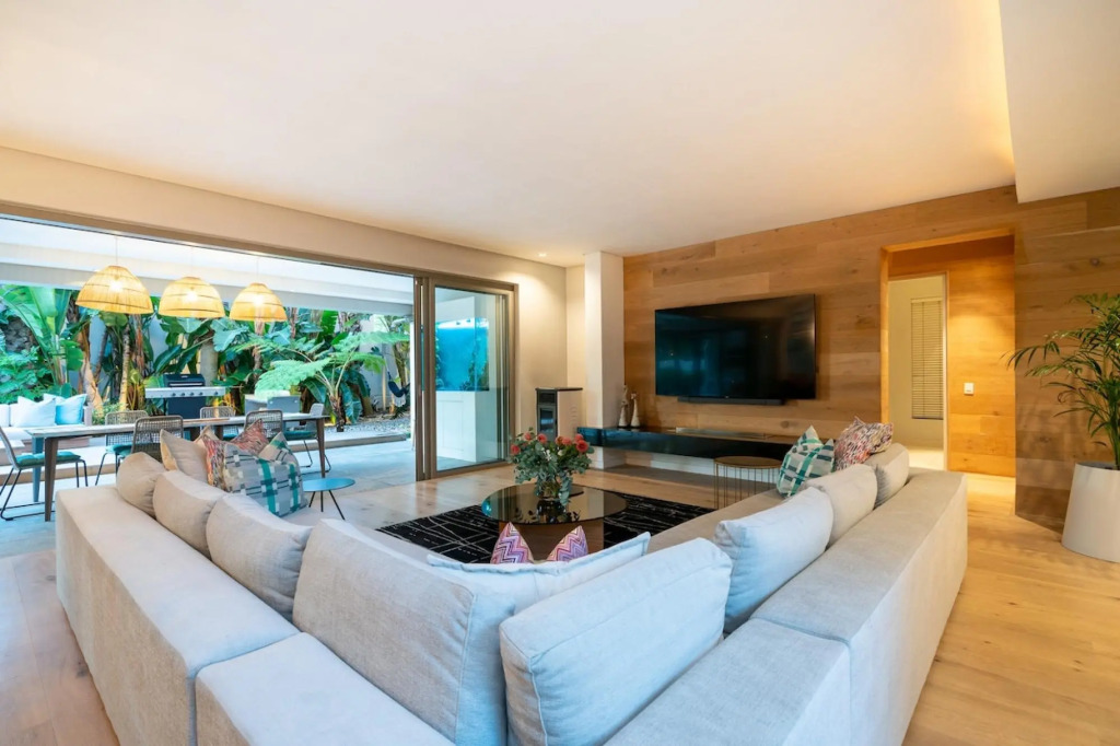 Amara Lincoln - 100m From Camps Bay Beach