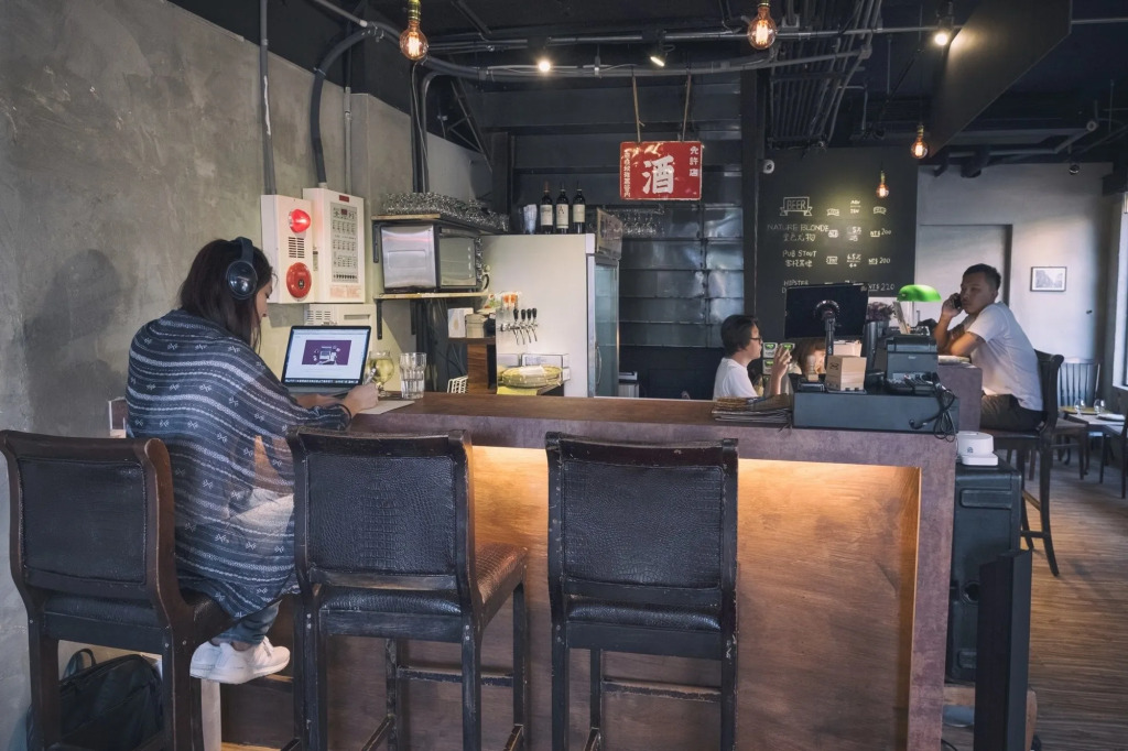 Corner Hostel & Cafe