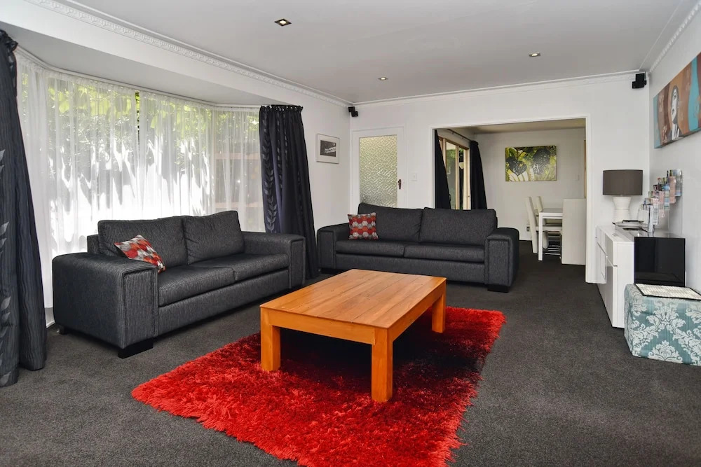Relaxed 3BR Hideaway - Outdoor Living & Pets - Christchurch Holiday Homes
