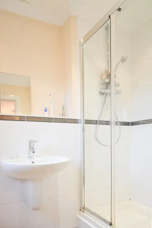 Bright 2 Bedroom Flat With Parking in Oxford