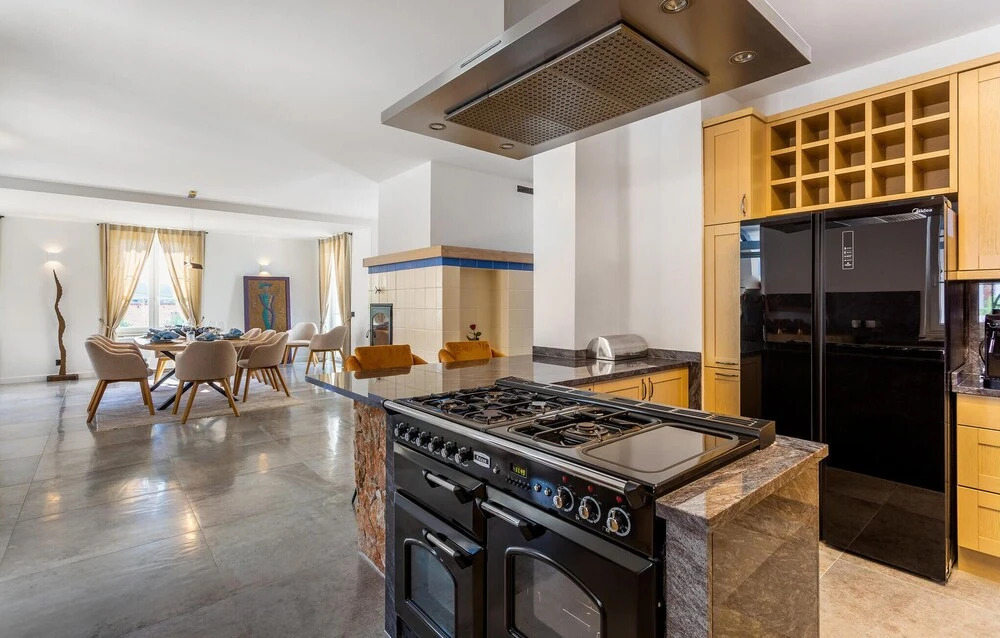 Amazing Home in Cres With Wifi, Heated Swimming Pool and 6 Bedrooms