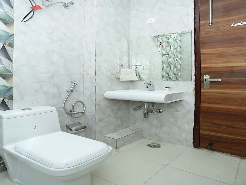 OYO 11852 Hotel Aerostay Inn